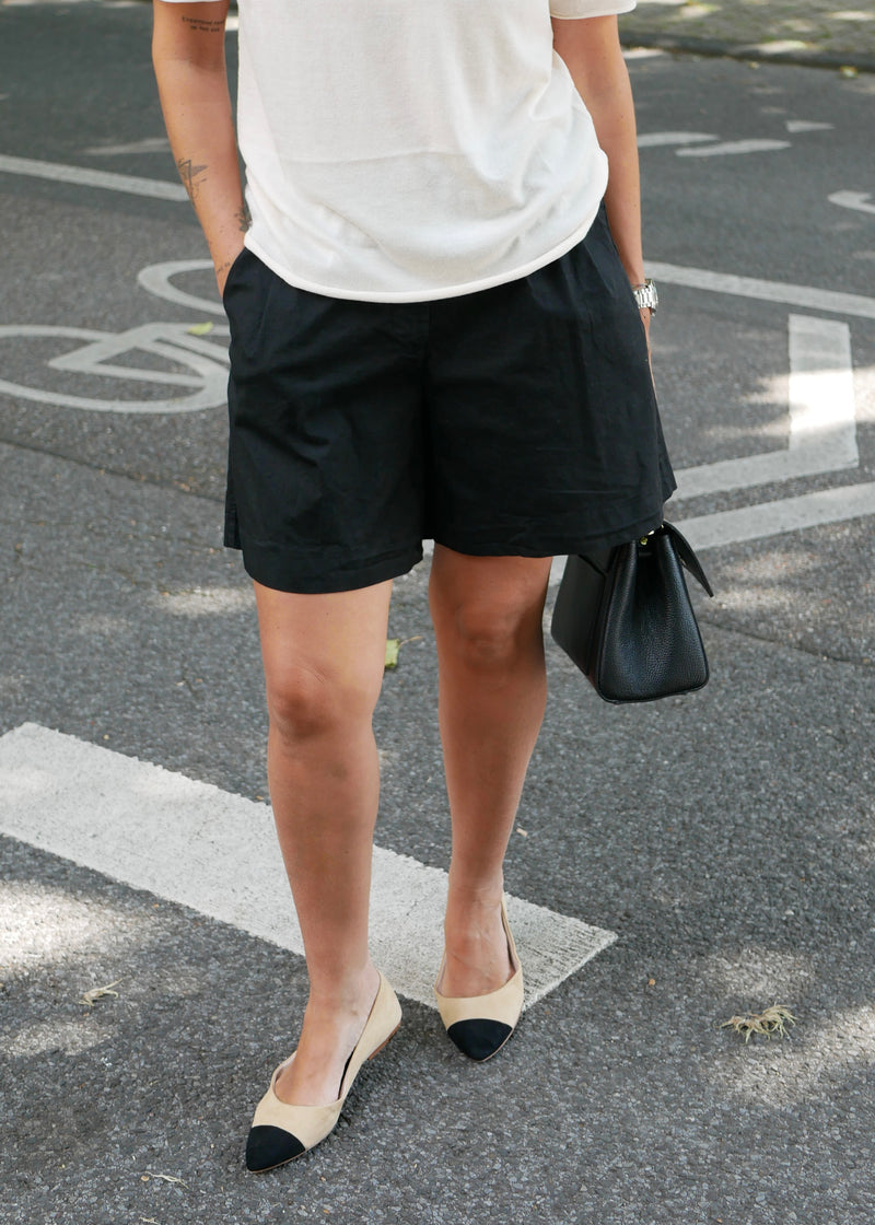 ‘BLACK WIDE LEG‘ Bermuda shorts