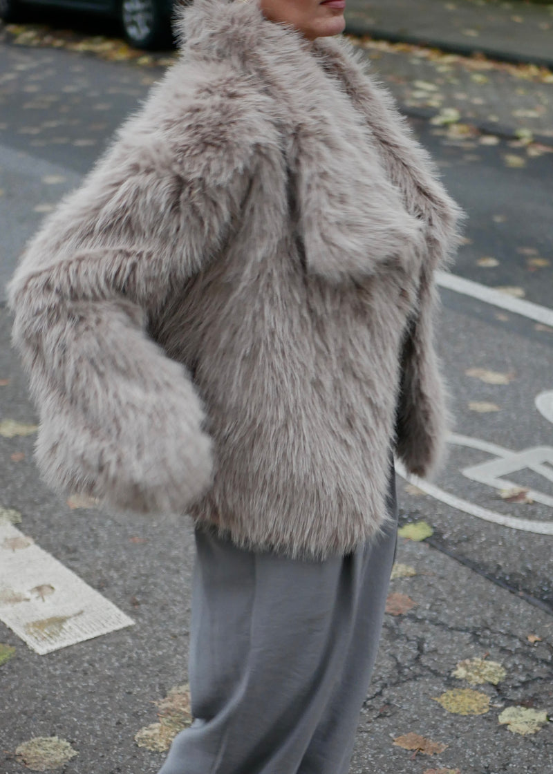 ‘FURRY JACKET’ milky brown