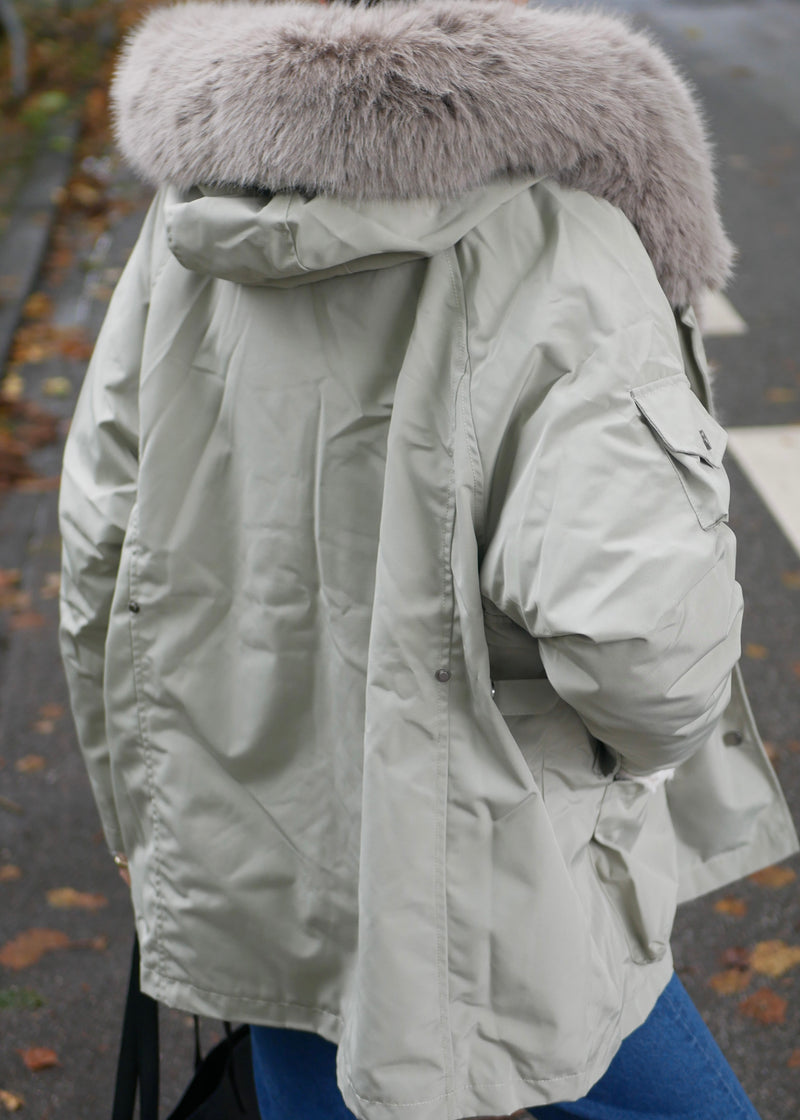 ‘BILLIE’ Arc furry Parka