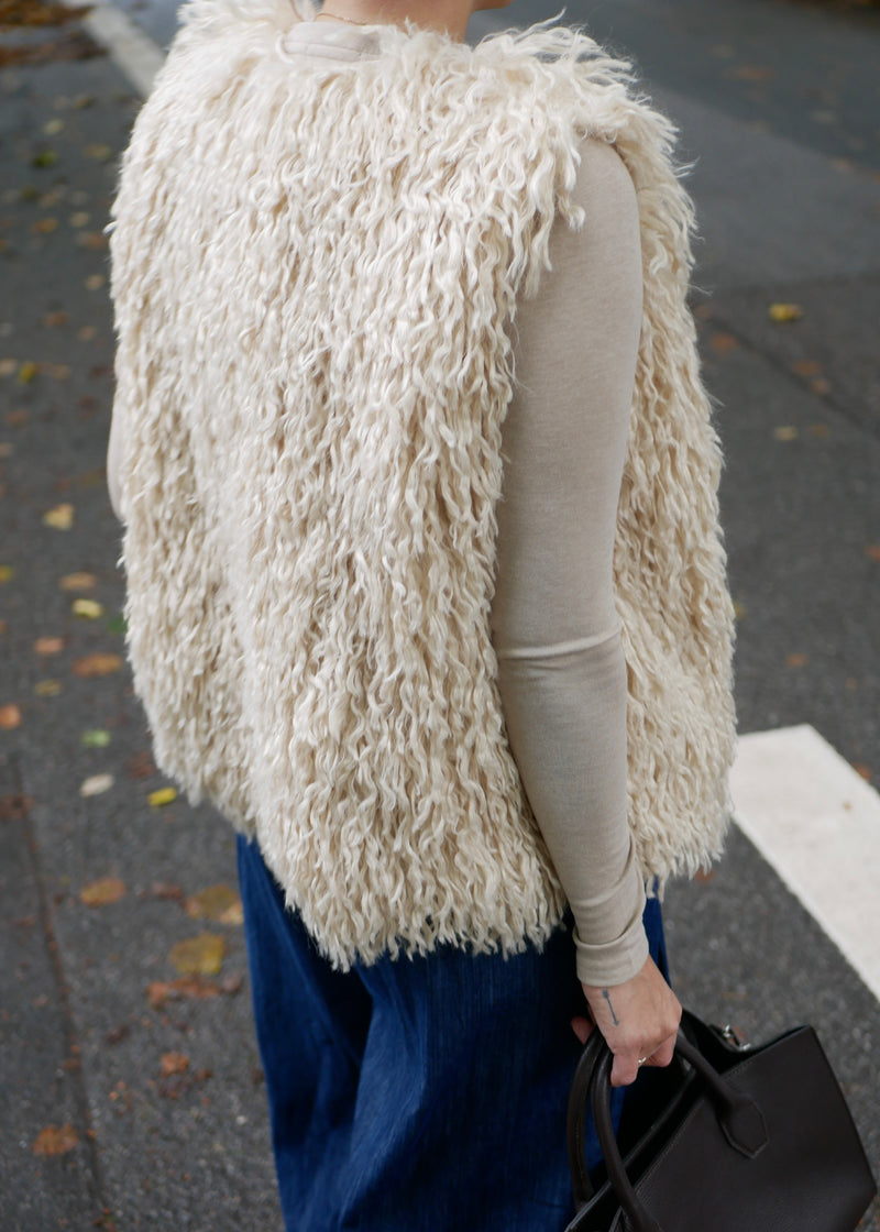 ‘FLUFFY VEST’ cream