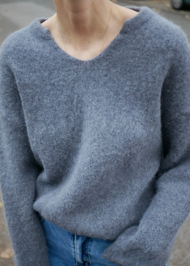 ‘CARA‘ extra soft knit pullover gray/blue