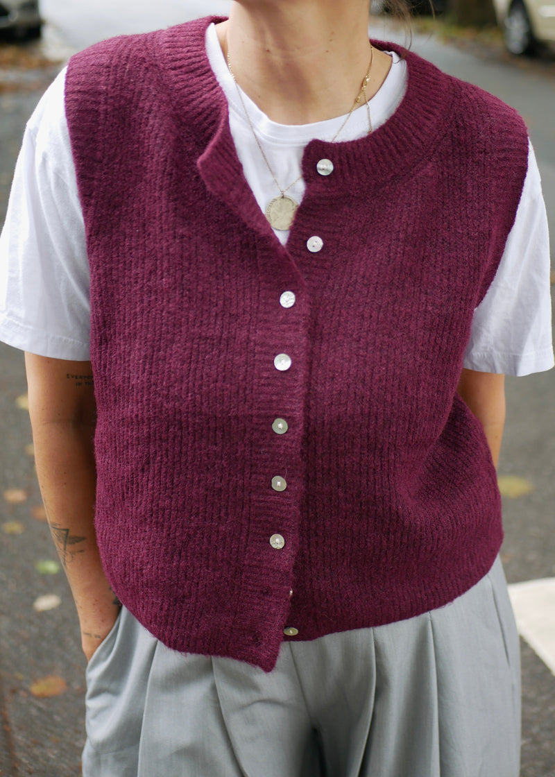 ‘KNIT VEST’ bordeaux