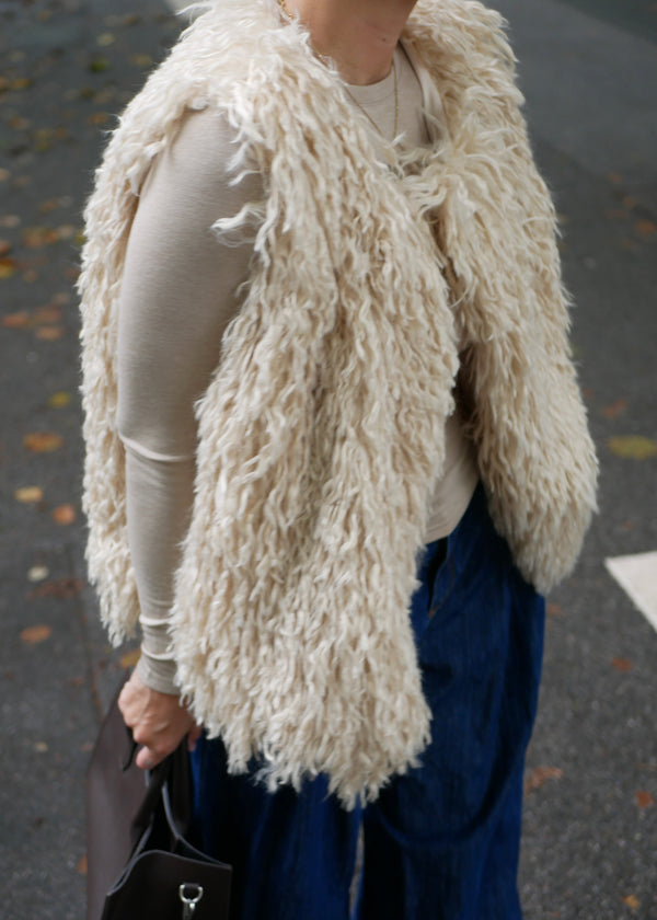 ‘FLUFFY VEST’ cream